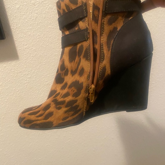 Jaclyn Smith, wedge, leopard texture tile just come above the ankles - Picture 8 of 16